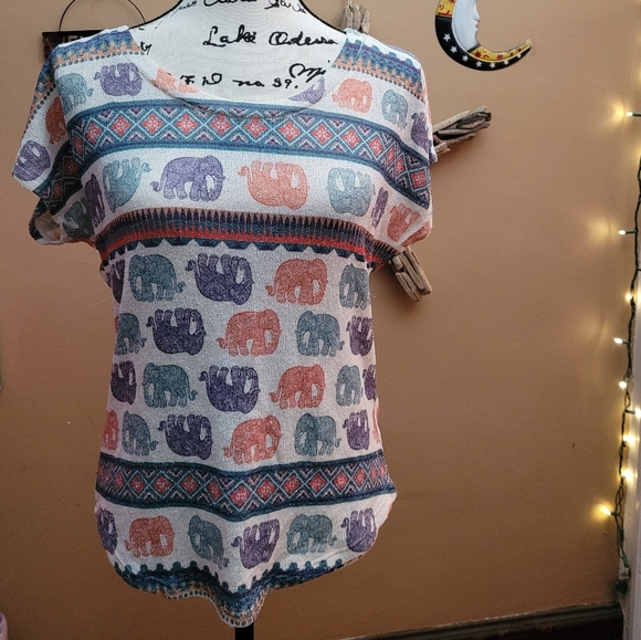 Glaze Tops - Glaze brand colorful elephant short sleeve shirt